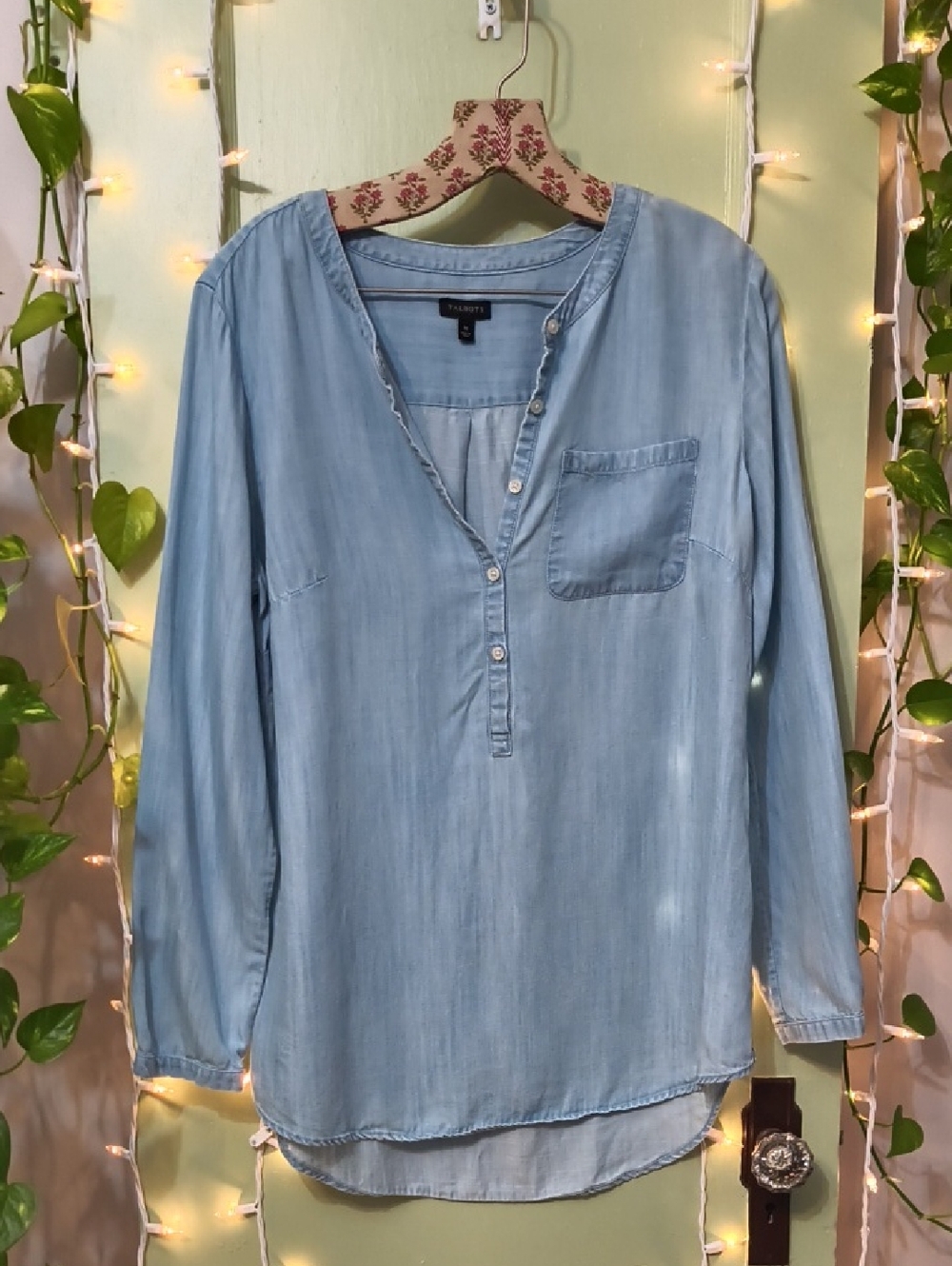 Women's Talbot's Lyocell Lightwash Denim V-neck Mid Button Down Shirt M